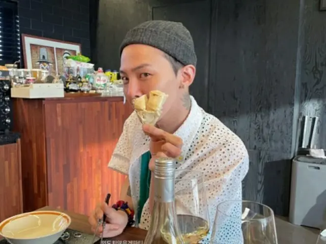 G-DRAGON、友人とタバコを吸って“余裕”の表情1（画像提供:wowkorea）