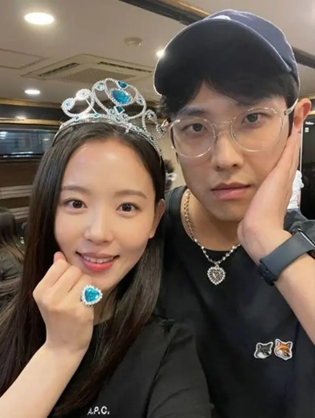 女優カン・ハンナ＆イ・ジュン、”お姫様セット”を分けて着ける仲…ベストカップル賞受賞準備？（画像提供:wowkorea）