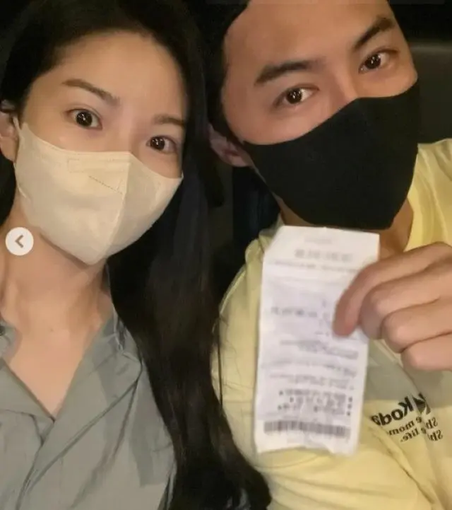 “相変わらずラブラブ”チョンジン（SHINHWA）＆リュ・イソさん夫婦、結婚後初の映画館デート…寄り添うツーショット（画像提供:wowkorea）