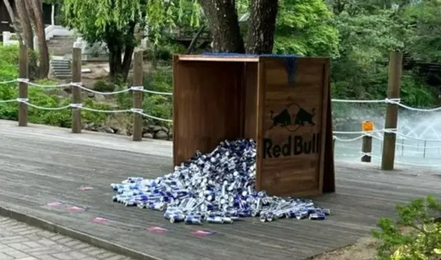 ソウル大学学生会が在学生のために用意した無料のドリンクを登山客が大量に持ち去る＝韓国（画像提供:wowkorea）