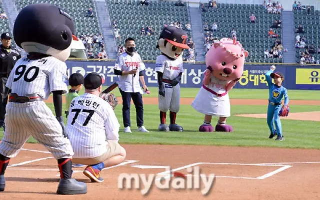【フォト】サム・ハミントン＆ウィリアムくん＆ベントレーくん家族、斗山ベアーズ対LGツインズ始球式に登場（画像提供:wowkorea）