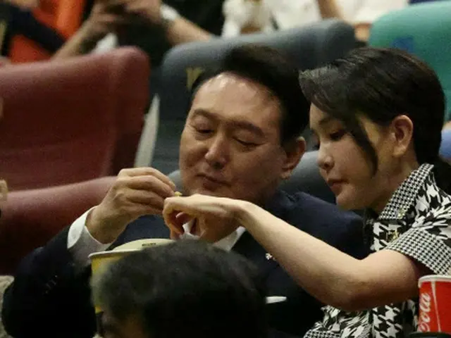 韓国ユン大統領夫妻、ポップコーン片手に映画「ベイビー・ブローカー」鑑賞（画像提供:wowkorea）