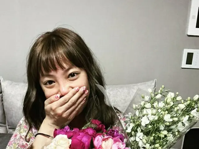“テニスコーチと熱愛説”女優コ・ウナ、花束抱える写真をSNSに投稿…「誰からプレゼント？」と同僚芸能人が反応（画像提供:wowkorea）