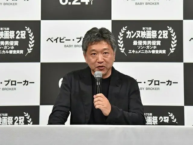 「ベイビー・ブローカー」是枝裕和監督、凱旋記者会見に登場！「カンヌ」最優秀男優賞ソン・ガンホとの濃いエピソードも（画像提供:wowkorea）