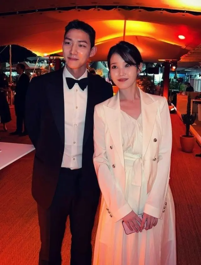 俳優ソン・ガンホの息子、IUとのツーショット写真を公開（画像提供:wowkorea）