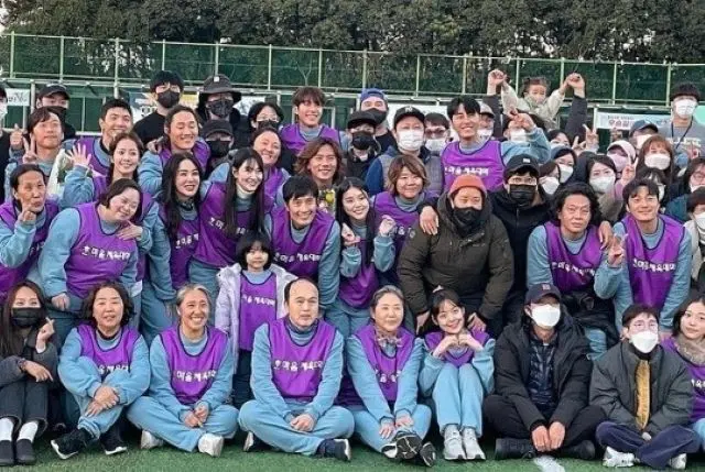 俳優キム・ウビン、恋人シン・ミナとの距離感が絶妙？放送終了ドラマ「私たちのブルース」団体ショット公開（画像提供:wowkorea）