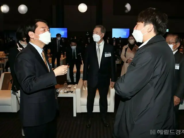 国民の力の安哲秀議員（左）と李俊錫代表（右）（画像提供:wowkorea）