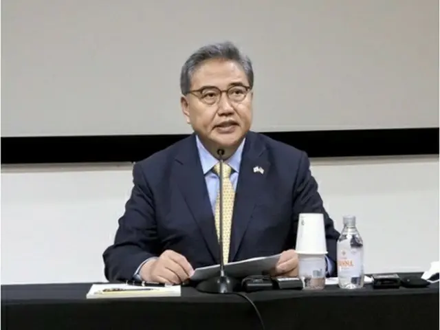 記者団と懇談する朴氏(共同取材団)=14日、ワシントン(聯合ニュース)