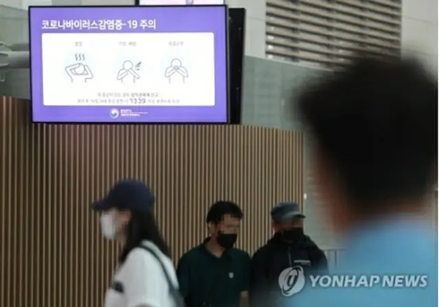 仁川国際空港のモニターに表示された新型コロナウイルス関連の案内（資料写真）＝（聯合ニュース）