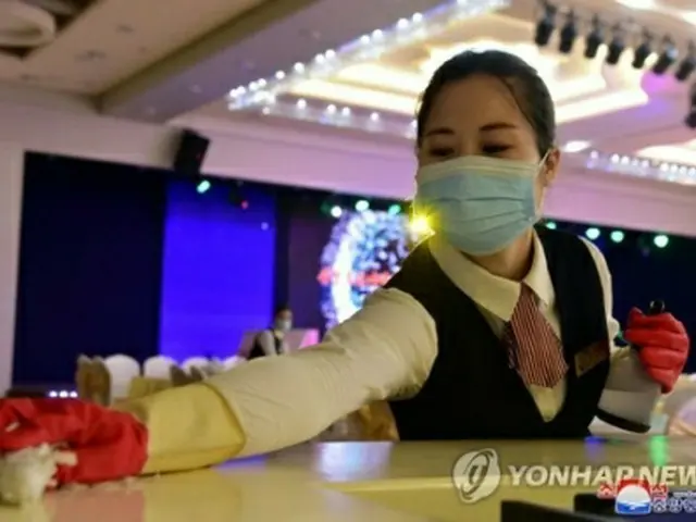 平壌市内の百貨店で消毒作業を行う従業員＝（朝鮮中央通信＝聯合ニュース）≪転載・転用禁止≫