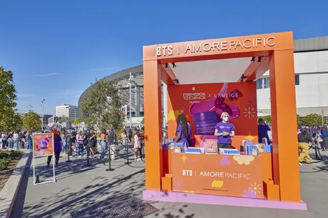 BTSの米国ンサート会場に設置されたアモーレパシフィックのブース（画像提供:wowkorea）