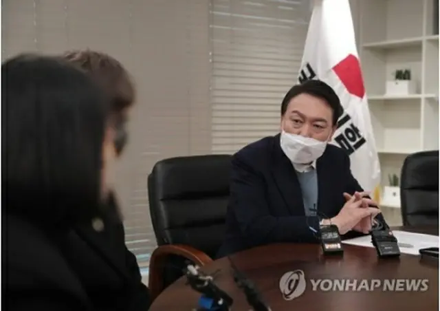 今年１月、大統領選候補として射殺された男性の遺族と面会した尹氏（国民の力提供）＝（聯合ニュース）≪転載・転用禁止≫