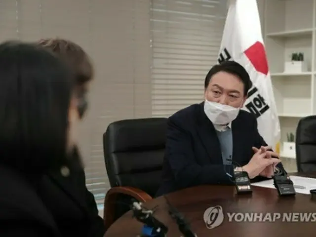 今年１月、大統領選候補として射殺された男性の遺族と面会した尹氏（国民の力提供）＝（聯合ニュース）≪転載・転用禁止≫