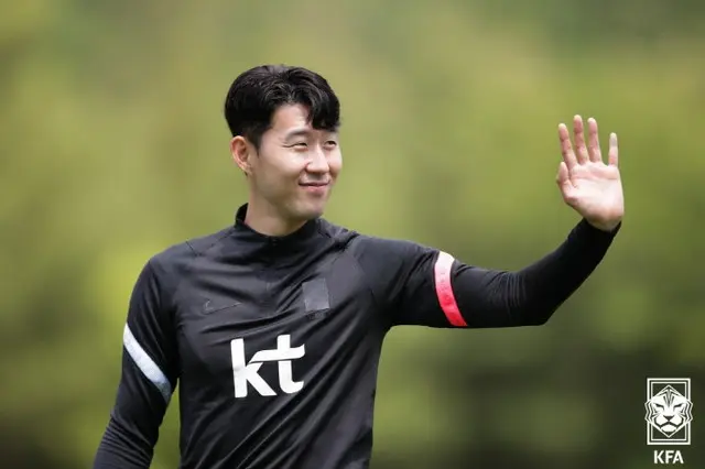 サッカー韓国代表ソン・フンミン、自身のシューズ＆ユニフォーム落札したサポーターと対面 「そんなに高額で落札してくれるとは…」（画像提供:wowkorea）