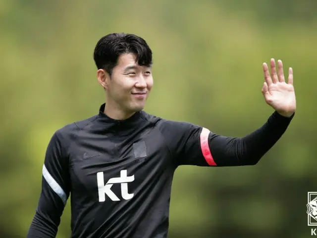 サッカー韓国代表ソン・フンミン、自身のシューズ＆ユニフォーム落札したサポーターと対面 「そんなに高額で落札してくれるとは…」（画像提供:wowkorea）