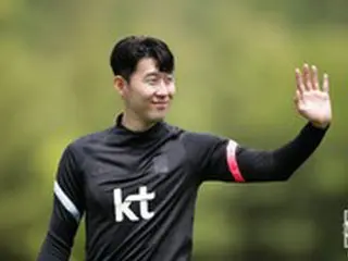 サッカー韓国代表ソン・フンミン、自身のシューズ＆ユニフォーム落札したサポーターと対面 「そんなに高額で落札してくれるとは…」