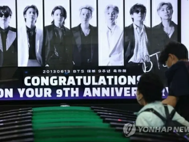 BTSのデビュー9周年を祝う映像が流れるソウル市内の地下鉄駅＝（聯合ニュース）