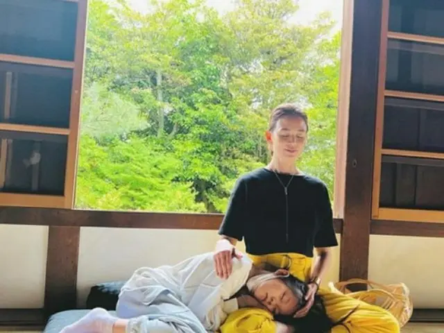 サランちゃん、母のSHIHOのひざで眠る癒しのひととき…「一緒に座禅したら、爆睡」（画像提供:wowkorea）