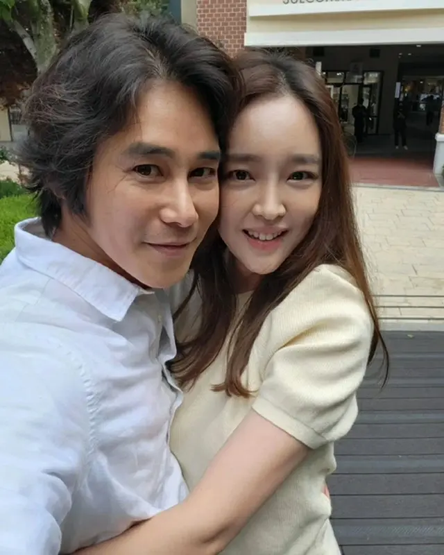 ”本当に結婚14年目？”…俳優チョン・テウ、妻と超密着ショット（画像提供:wowkorea）