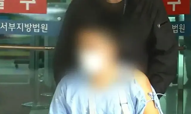 40代女優を凶器で襲った30代夫、身柄拘束…車椅子に乗って裁判所を出る姿公開（画像提供:wowkorea）