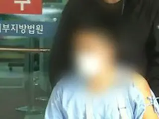 40代女優を凶器で襲った30代夫、身柄拘束…車椅子に乗って裁判所を出る姿公開