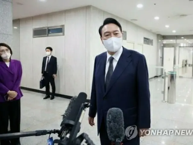 大統領室庁舎に出勤した際、記者団の質問に答える尹錫悦（ユン・ソクヨル）大統領＝17日、ソウル（聯合ニュース）