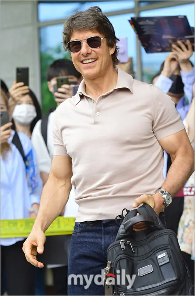 トム・クルーズ、専用機で韓国到着＝10回目の韓国訪問、空港でファンサービス（画像提供:wowkorea）