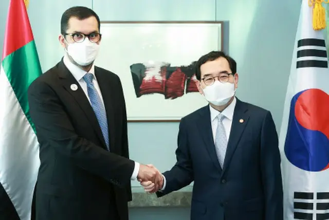 アル・ジャベールアラブ首長国連邦（UAE）産業先端技術部長官兼アブダビ石油公社（ADNOC）社長と握手を交わすイ・チャンヤン（李昌洋）産業通商資源部長官（画像提供:wowkorea）