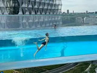 人魚なの？女優コ・アソン「水着を着て都市の真ん中を歩く」…絵のような近況を公開