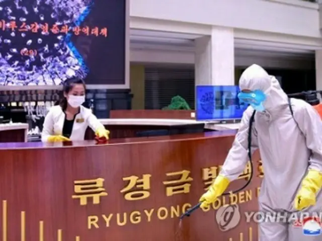 防疫作業が行われている平壌市内の百貨店＝（聯合ニュース）