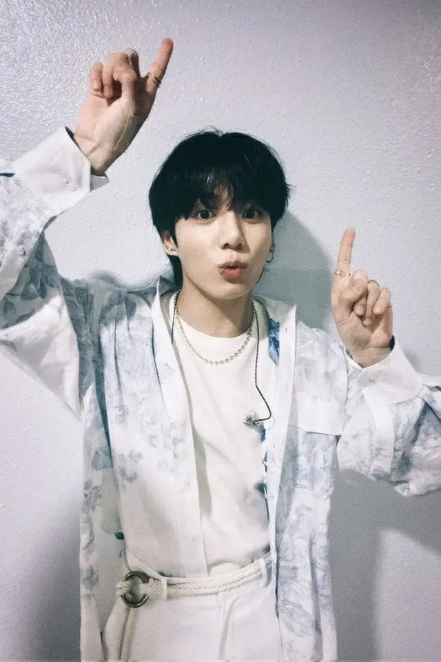 「BTS（防弾少年団）」JUNG KOOK、かわいい1位記念ショット（画像提供:wowkorea）