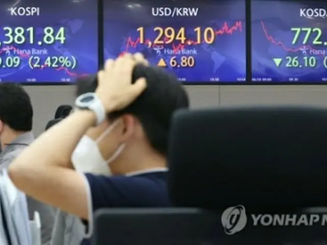 ハナ銀行本店のディーリングルーム。取引時間中のＫＯＳＰＩなどが表示されている＝２０日、ソウル（聯合ニュース）