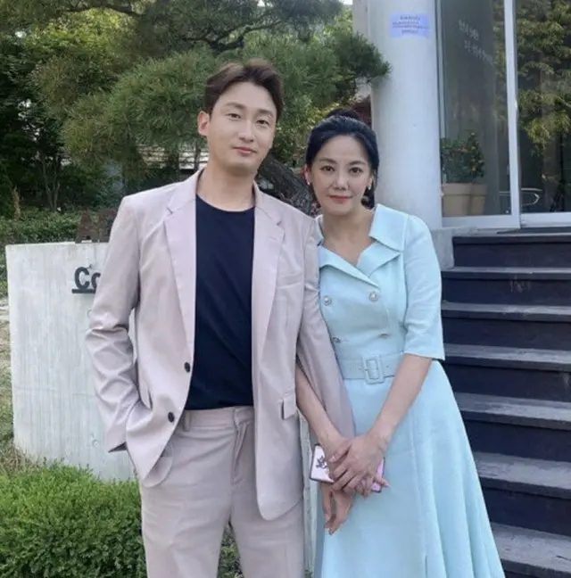 やっぱりつき合ってる？コ・ウナ、噂のテニスコーチとイチャイチャショット（画像提供:wowkorea）