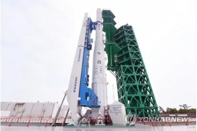 発射台に設置されたヌリ（韓国航空宇宙研究院提供）＝２０日、高興（聯合ニュース）≪転載・転用禁止≫