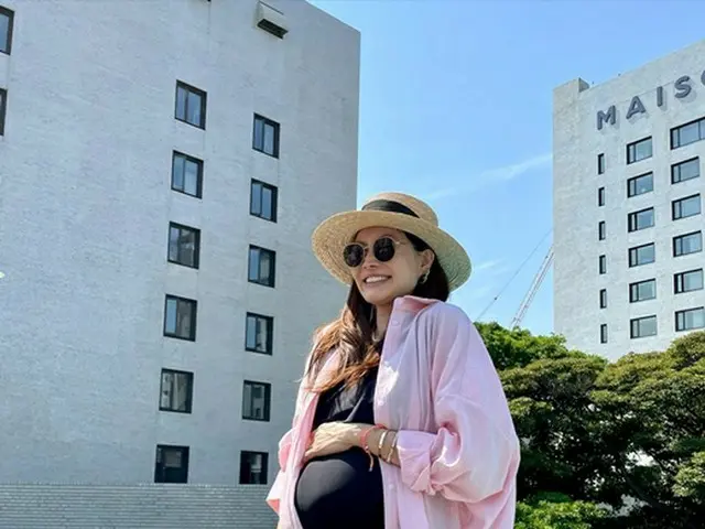 女優ヤン・ミラ、臨月のお腹でプールへ＝ブラック水着の”Dライン”が話題（画像提供:wowkorea）