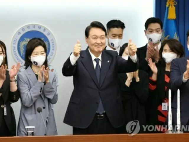 両手の親指を立てて打ち上げ成功を喜ぶ尹大統領＝２１日、ソウル（聯合ニュース）