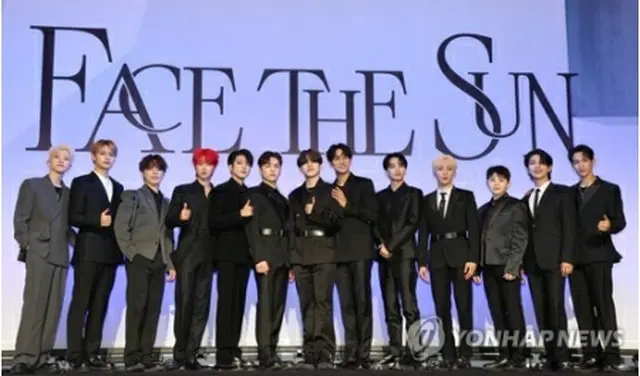 5月27日、「Face　the　Sun」リリース記念の記者会見でポーズを取るSEVENTEEN＝（聯合ニュース）