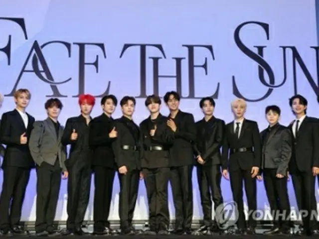 5月27日、「Face　the　Sun」リリース記念の記者会見でポーズを取るSEVENTEEN＝（聯合ニュース）