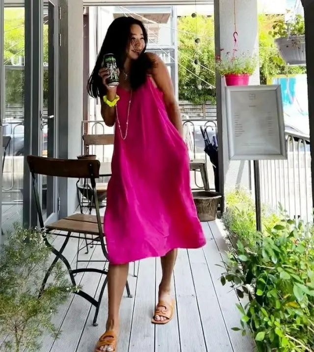 女優イ・ヘヨン、セクシーなホットピンクが似合う50代！スラっとしたスタイル誇示（画像提供:wowkorea）