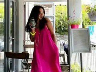 女優イ・ヘヨン、セクシーなホットピンクが似合う50代！スラっとしたスタイル誇示