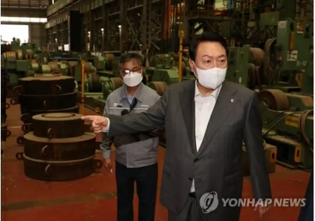 斗山エナビリティーを訪問し、原子炉の製造工程を視察する尹大統領＝２２日、昌原（聯合ニュース）