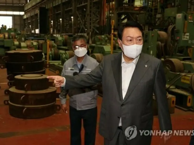 斗山エナビリティーを訪問し、原子炉の製造工程を視察する尹大統領＝２２日、昌原（聯合ニュース）