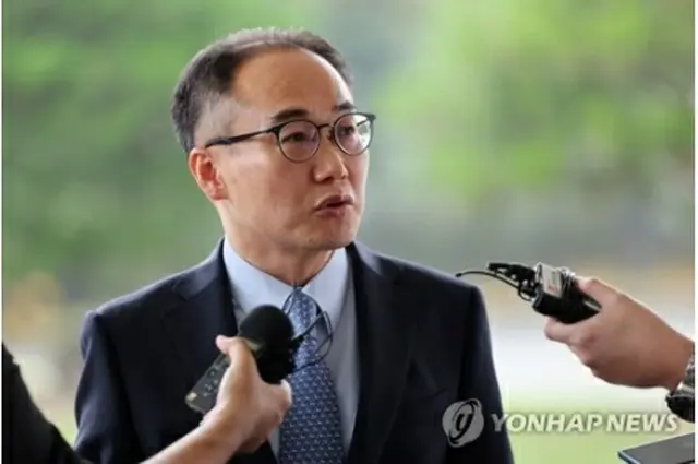 政府合同捜査団に関し、記者団の質問に答える大検察庁のイ・ウォンソク次長検事＝23日、ソウル（聯合ニュース）