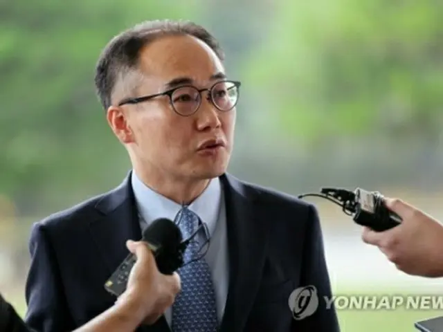 政府合同捜査団に関し、記者団の質問に答える大検察庁のイ・ウォンソク次長検事＝23日、ソウル（聯合ニュース）