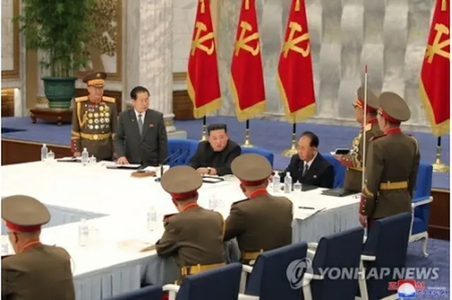 21日に続き22日の朝鮮労働党中央軍事委員会拡大会議でも金正恩氏（奥中央）が司会を務めた＝23日、平壌（朝鮮中央通信＝聯合ニュース）≪転載・転用禁止≫）