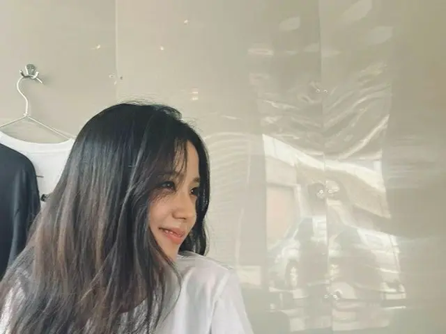 JISOO（BLACKPINK）、白Tで清純美発散！ガールズグループセンターはやっぱり違う（画像提供:wowkorea）