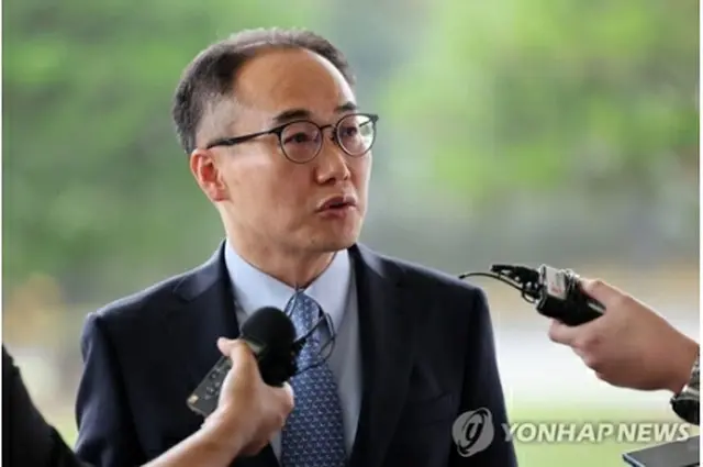 政府合同捜査団に関し、記者団の質問に答える大検察庁のイ・ウォンソク次長検事＝２３日、ソウル（聯合ニュース）