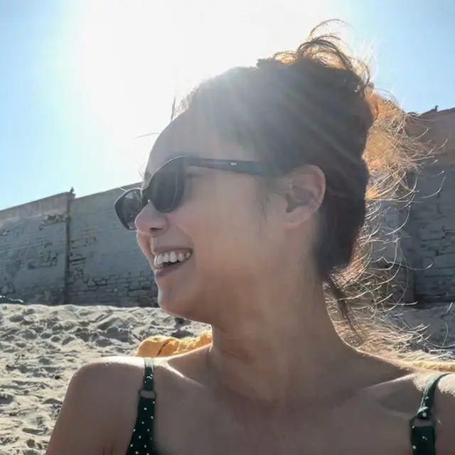 女優コン・ヒョジン、夏の日差しが似合う満面の笑顔…バカンスを満喫中？（画像提供:wowkorea）