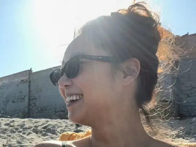 女優コン・ヒョジン、夏の日差しが似合う満面の笑顔…バカンスを満喫中？（画像提供:wowkorea）