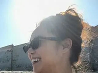 女優コン・ヒョジン、夏の日差しが似合う満面の笑顔…バカンスを満喫中？